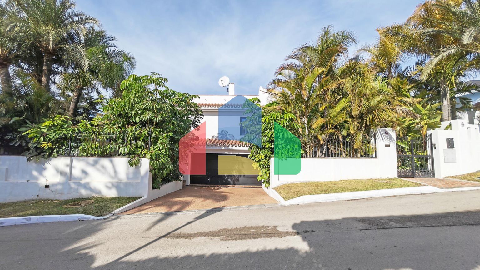 Роскошная вилла на берегу моря в Лос-Монтерос, Марбелья