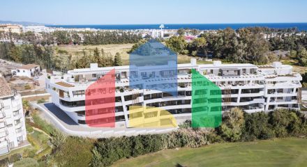 Современный дуплекс с двумя спальнями и двумя ванными комнатами в Марбелье с видом на поле для гольфа