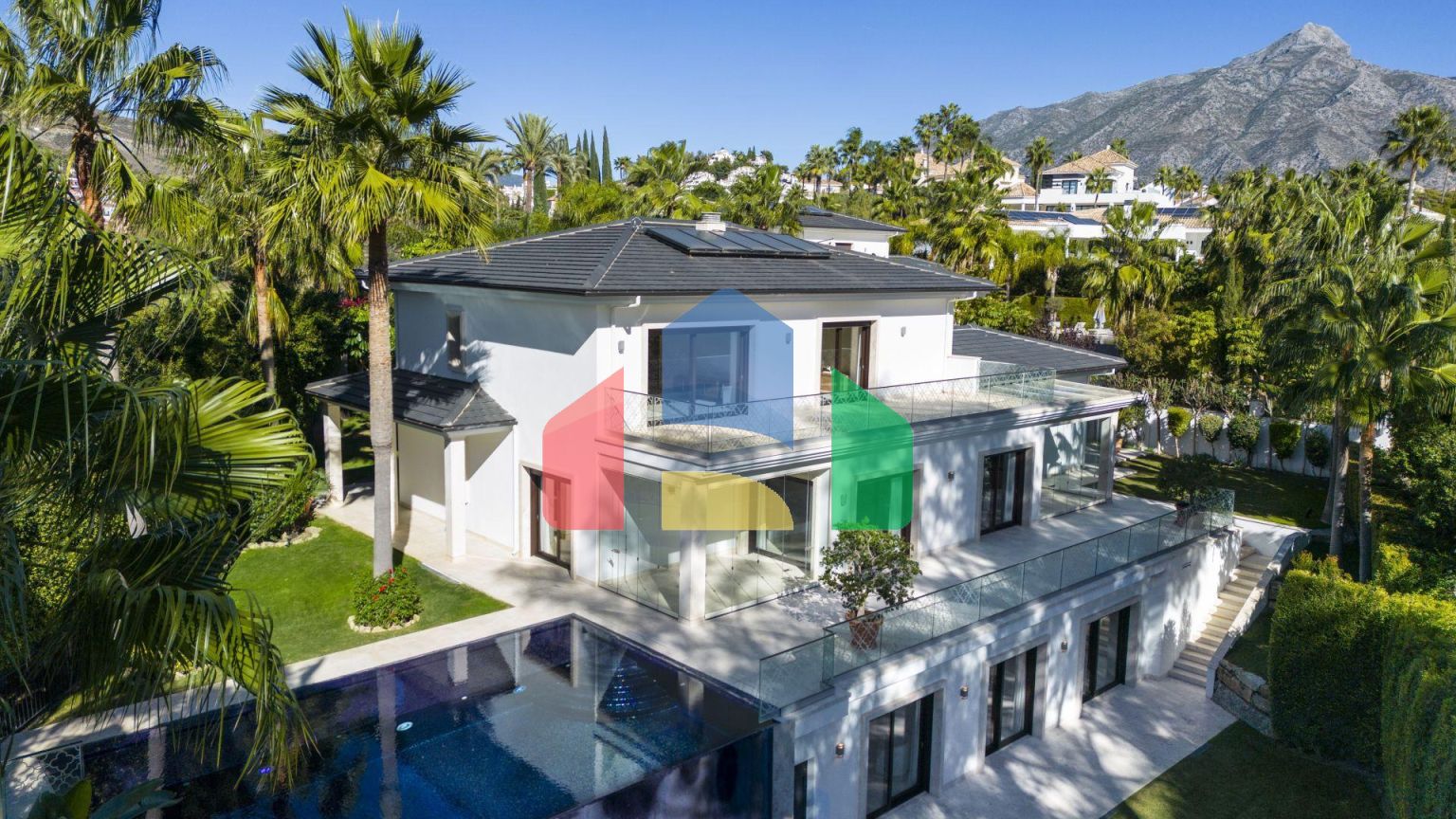 Вилла на первой линии гольфа в Нуэва-Андалусия