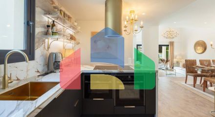 Вилла Hibisco приветствует вас на юге Испании своей потрясающей традиционной архитектурой и ярким белым фасадом, который сразу бросается в глаза.