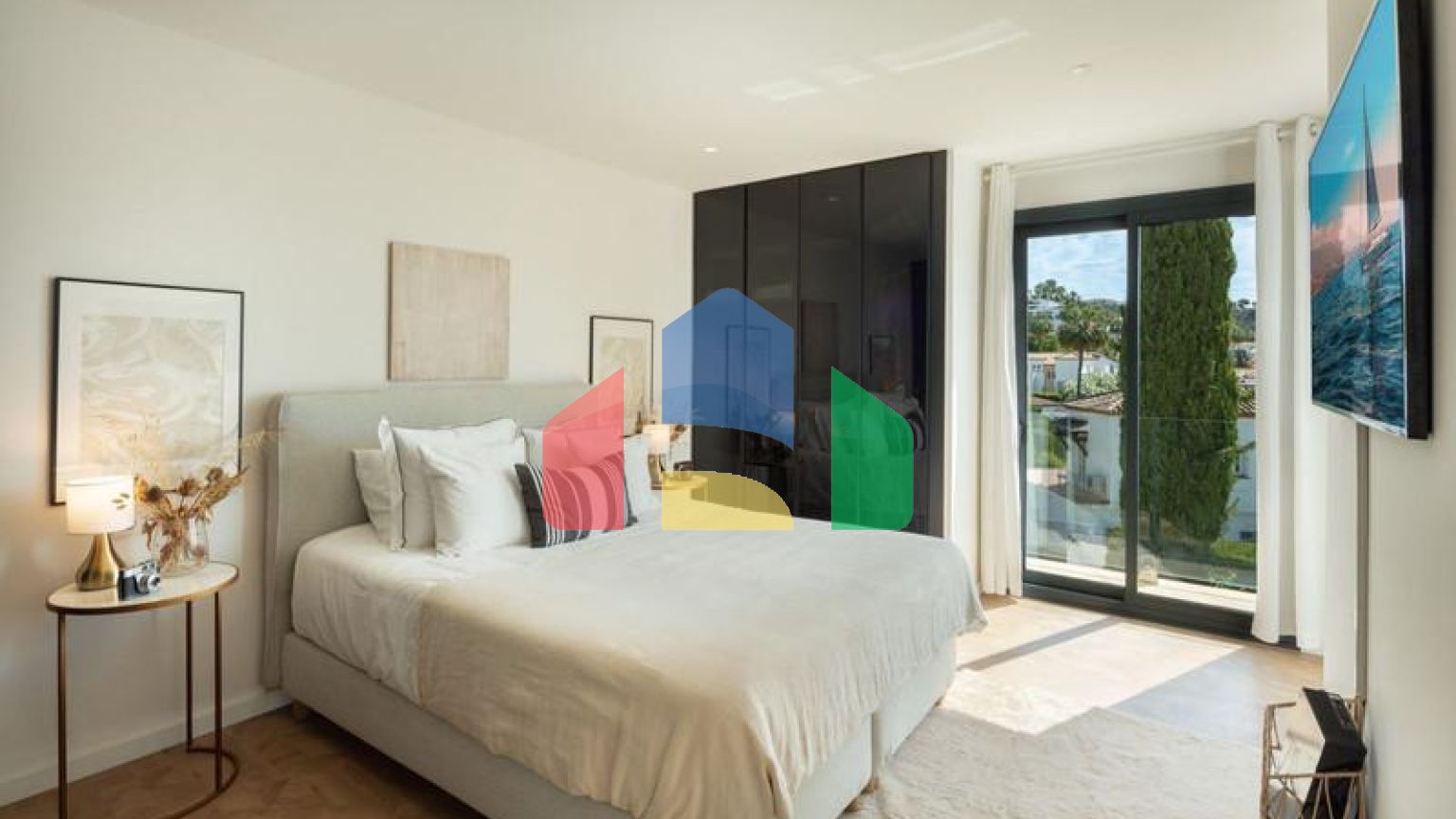 Вилла Hibisco приветствует вас на юге Испании своей потрясающей традиционной архитектурой и ярким белым фасадом, который сразу бросается в глаза.