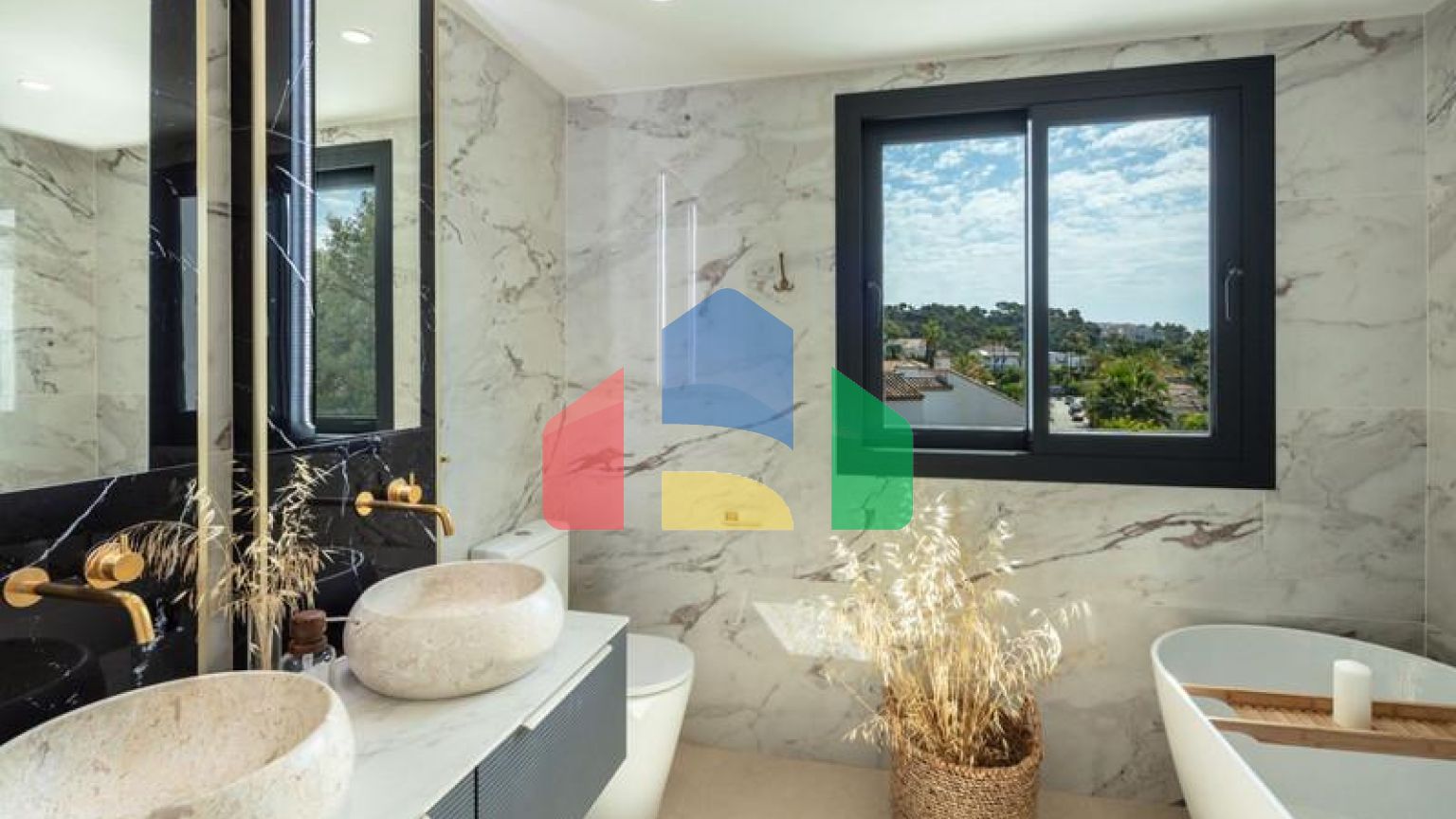 Вилла Hibisco приветствует вас на юге Испании своей потрясающей традиционной архитектурой и ярким белым фасадом, который сразу бросается в глаза.