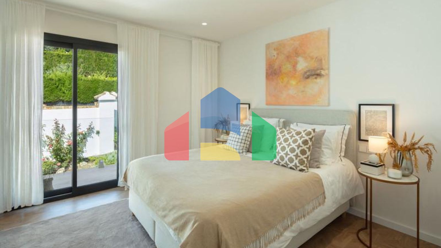 Вилла Hibisco приветствует вас на юге Испании своей потрясающей традиционной архитектурой и ярким белым фасадом, который сразу бросается в глаза.