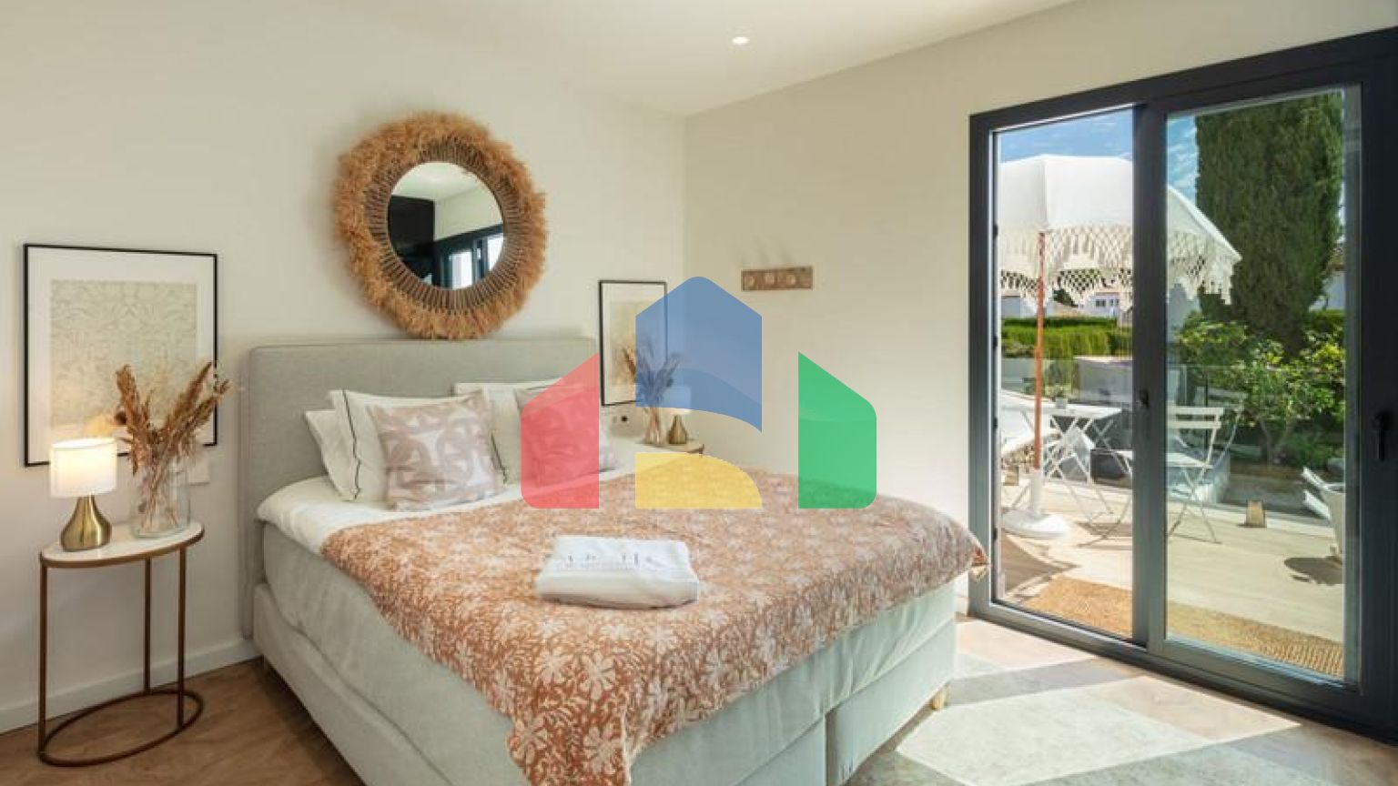 Вилла Hibisco приветствует вас на юге Испании своей потрясающей традиционной архитектурой и ярким белым фасадом, который сразу бросается в глаза.