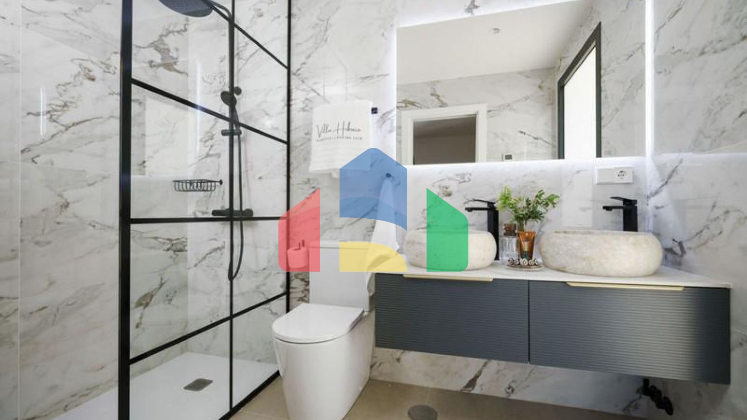 Вилла Hibisco приветствует вас на юге Испании своей потрясающей традиционной архитектурой и ярким белым фасадом, который сразу бросается в глаза.