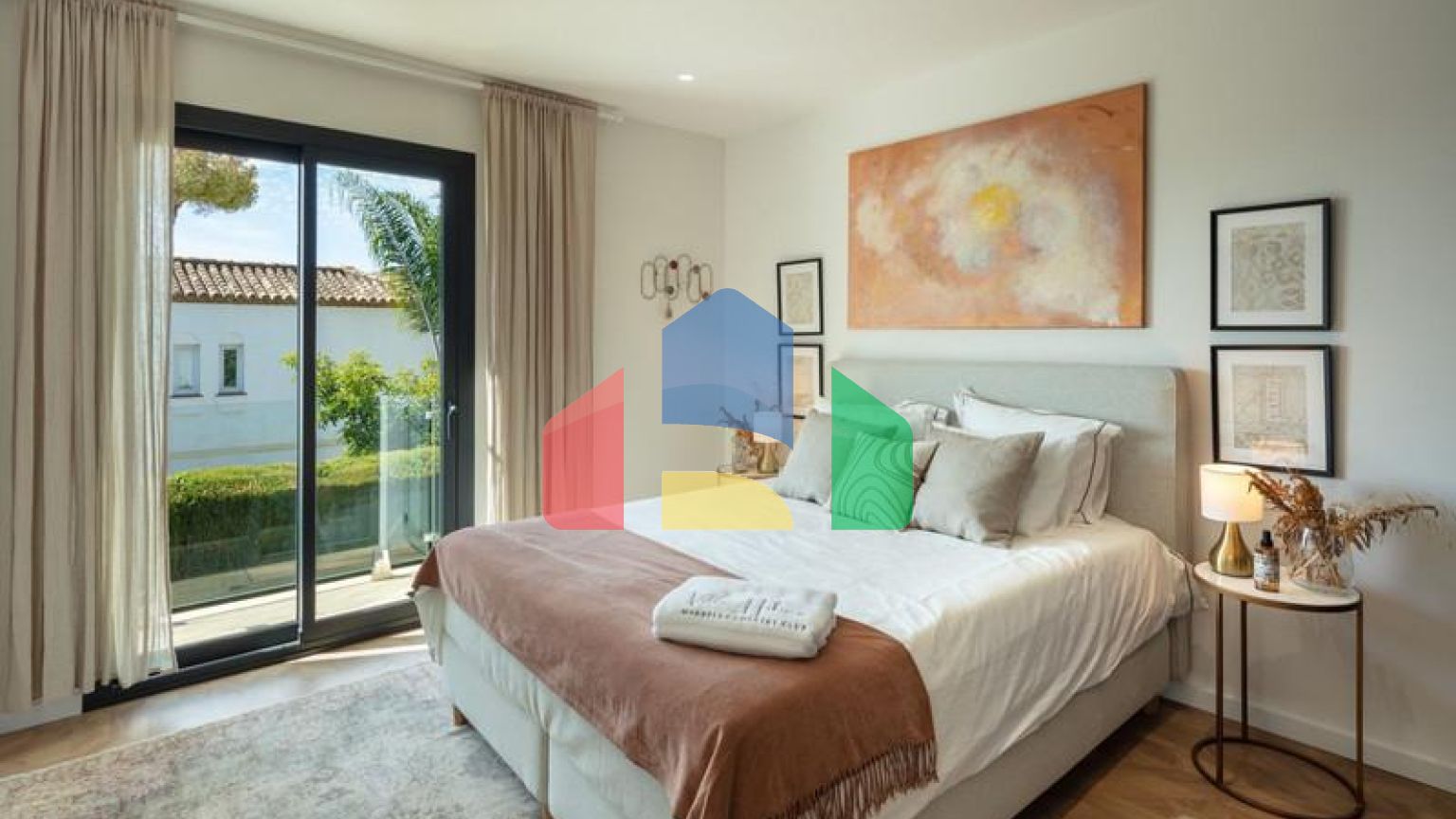 Вилла Hibisco приветствует вас на юге Испании своей потрясающей традиционной архитектурой и ярким белым фасадом, который сразу бросается в глаза.