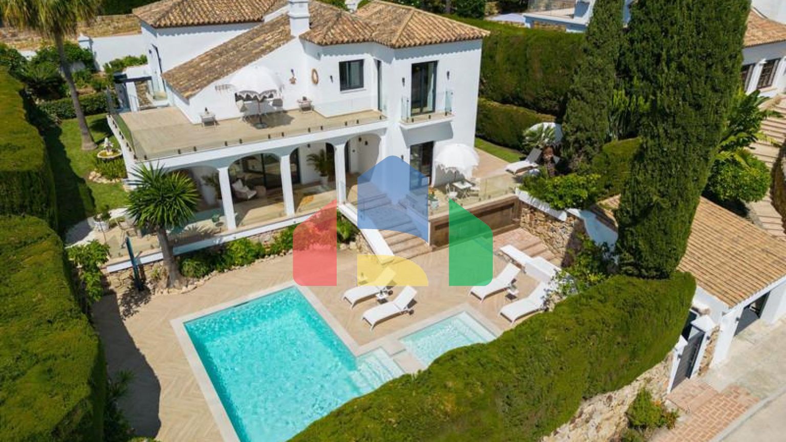 Вилла Hibisco приветствует вас на юге Испании своей потрясающей традиционной архитектурой и ярким белым фасадом, который сразу бросается в глаза.