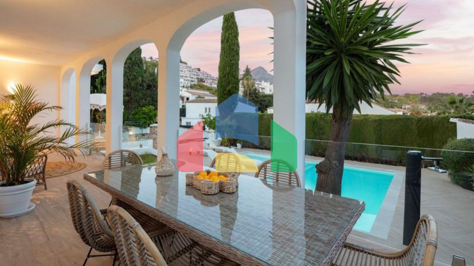 Вилла Hibisco приветствует вас на юге Испании своей потрясающей традиционной архитектурой и ярким белым фасадом, который сразу бросается в глаза.