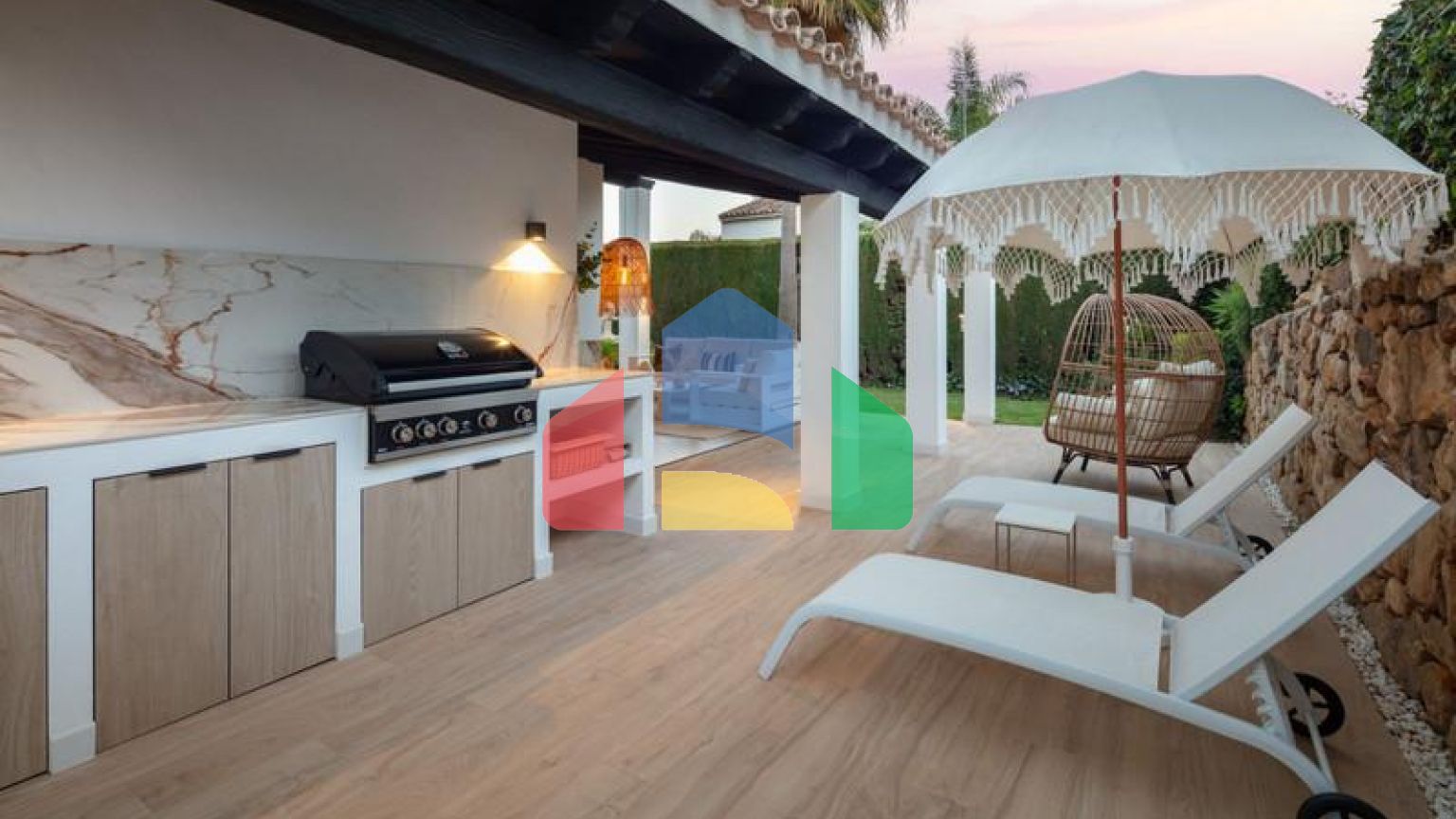 Вилла Hibisco приветствует вас на юге Испании своей потрясающей традиционной архитектурой и ярким белым фасадом, который сразу бросается в глаза.