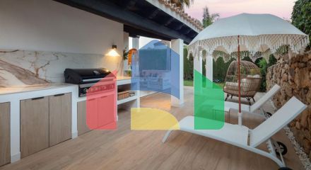 Вилла Hibisco приветствует вас на юге Испании своей потрясающей традиционной архитектурой и ярким белым фасадом, который сразу бросается в глаза. Вилла Hibisco приветствует вас на юге Испании своей потрясающей традиционной архитектурой и ярким белым фасадом, который сразу бросается в глаза.