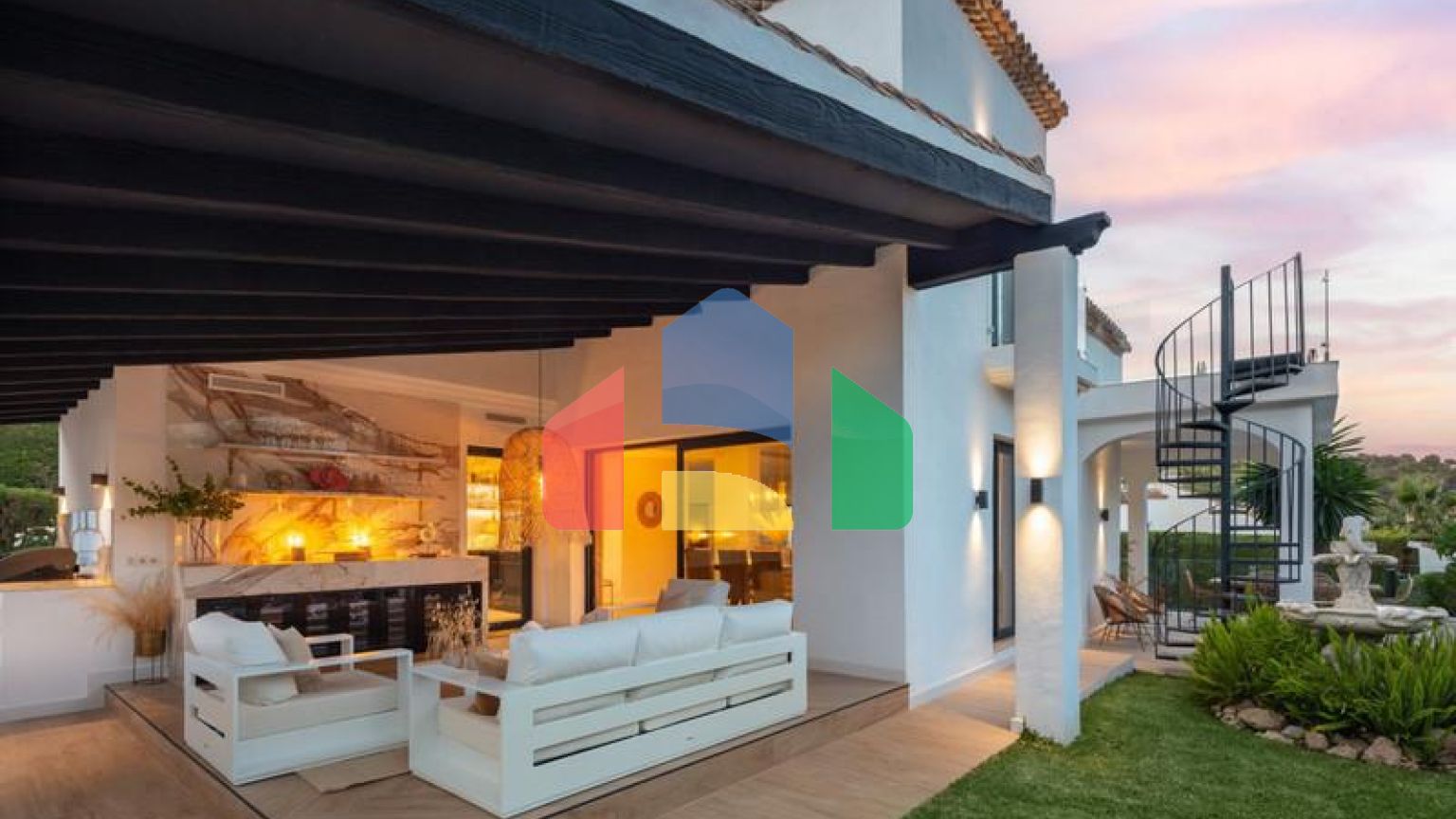 Вилла Hibisco приветствует вас на юге Испании своей потрясающей традиционной архитектурой и ярким белым фасадом, который сразу бросается в глаза.