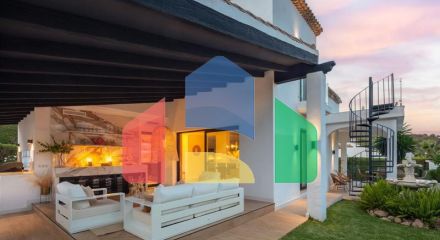 Вилла Hibisco приветствует вас на юге Испании своей потрясающей традиционной архитектурой и ярким белым фасадом, который сразу бросается в глаза. Вилла Hibisco приветствует вас на юге Испании своей потрясающей традиционной архитектурой и ярким белым фасадом, который сразу бросается в глаза.