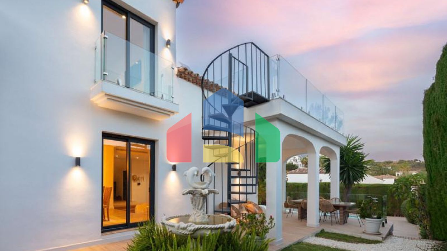 Вилла Hibisco приветствует вас на юге Испании своей потрясающей традиционной архитектурой и ярким белым фасадом, который сразу бросается в глаза.