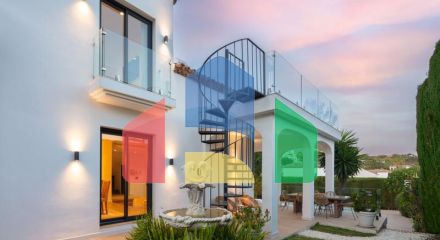 Вилла Hibisco приветствует вас на юге Испании своей потрясающей традиционной архитектурой и ярким белым фасадом, который сразу бросается в глаза. Вилла Hibisco приветствует вас на юге Испании своей потрясающей традиционной архитектурой и ярким белым фасадом, который сразу бросается в глаза.