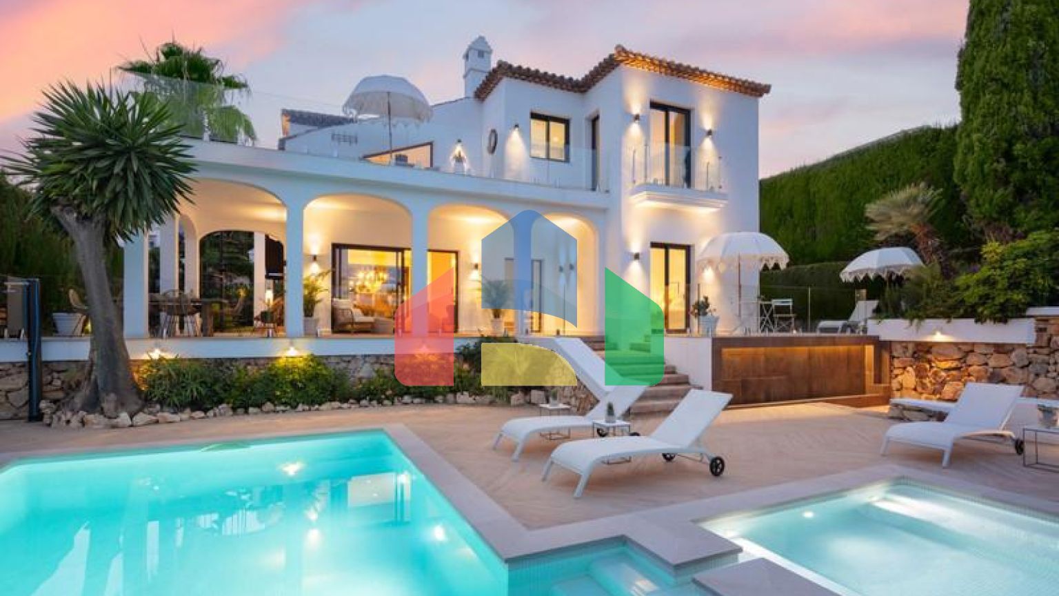 Вилла Hibisco приветствует вас на юге Испании своей потрясающей традиционной архитектурой и ярким белым фасадом, который сразу бросается в глаза.
