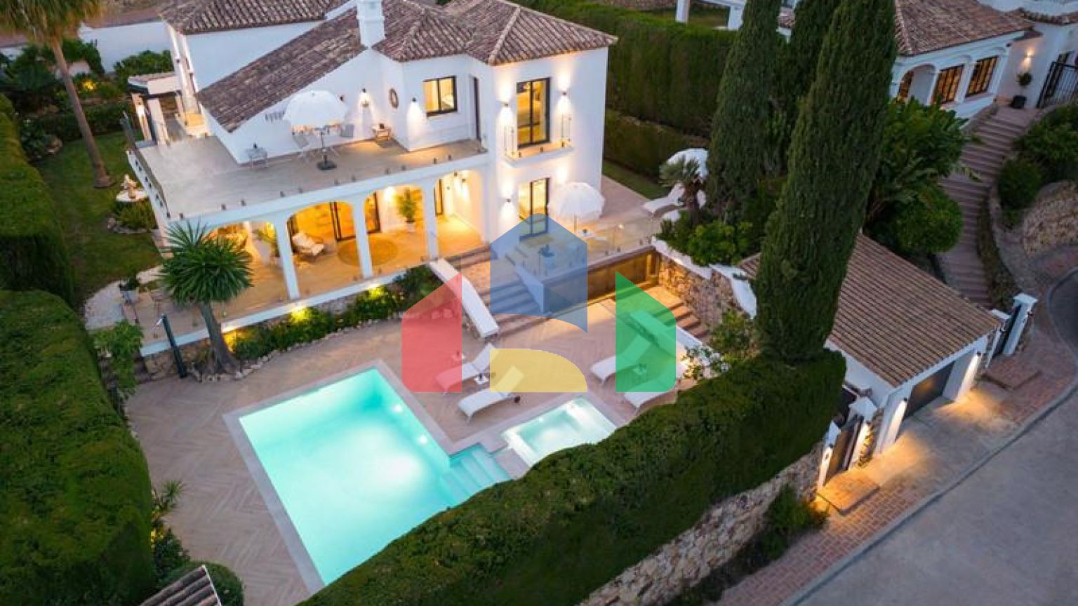 Вилла Hibisco приветствует вас на юге Испании своей потрясающей традиционной архитектурой и ярким белым фасадом, который сразу бросается в глаза.