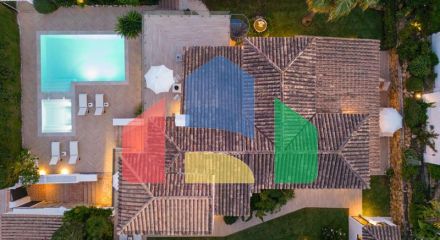 Вилла Hibisco приветствует вас на юге Испании своей потрясающей традиционной архитектурой и ярким белым фасадом, который сразу бросается в глаза. Вилла Hibisco приветствует вас на юге Испании своей потрясающей традиционной архитектурой и ярким белым фасадом, который сразу бросается в глаза.