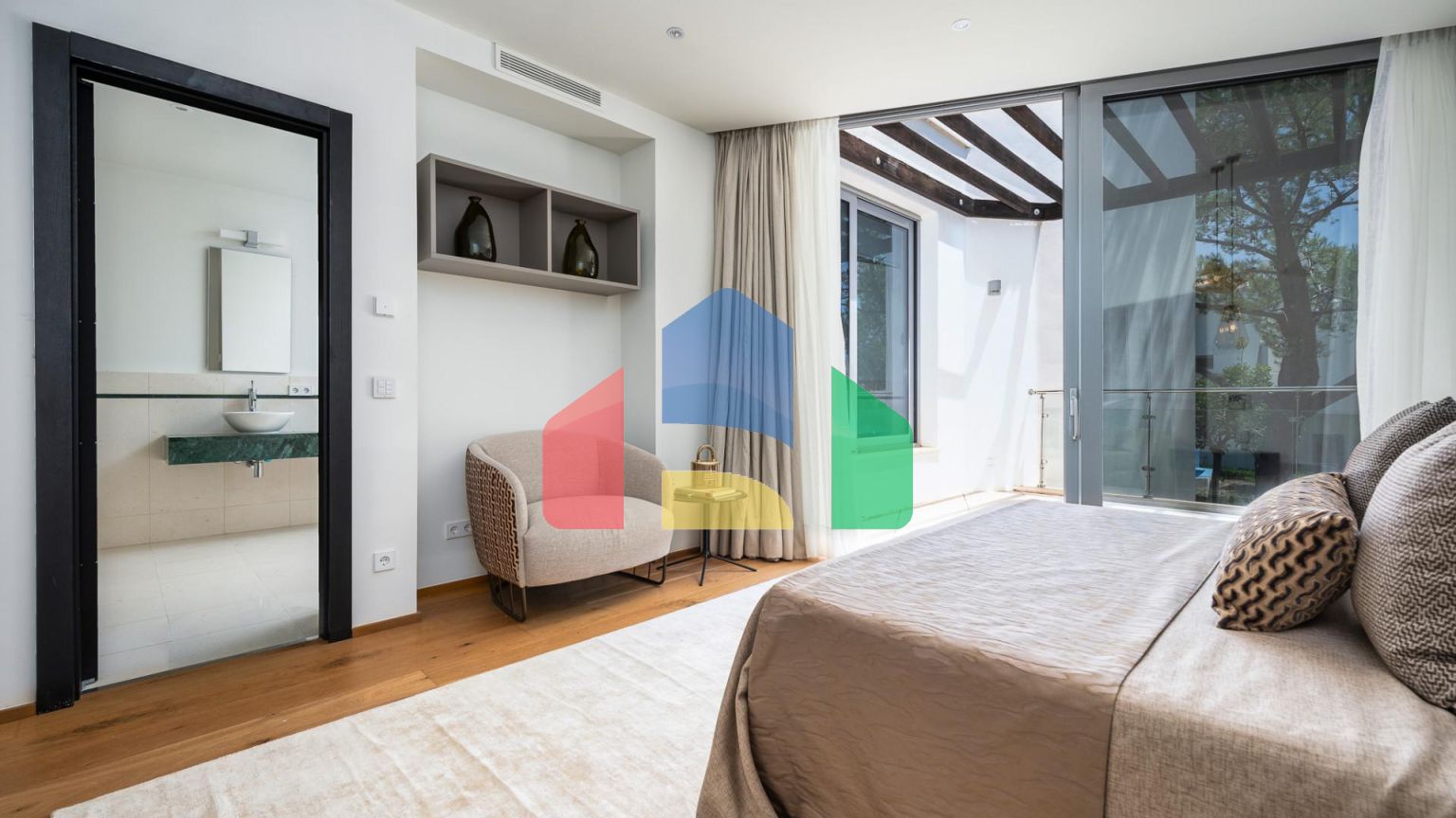 Эксклюзивный таунхаус с 2 спальнями в престижном районе Сьерра Бланка, Марбелья