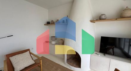 Прекрасный таунхаус с 2 спальнями, ориентированный на юго-запад, расположен в очаровательном районе Кабопино, недалеко от поля для гольфа Кабопино.