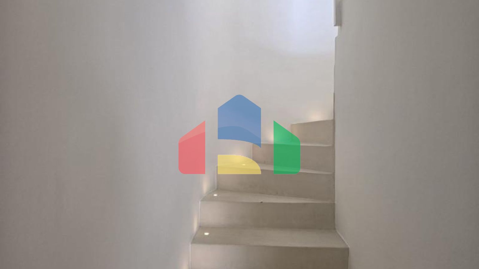 Прекрасный таунхаус с 2 спальнями, ориентированный на юго-запад, расположен в очаровательном районе Кабопино, недалеко от поля для гольфа Кабопино.