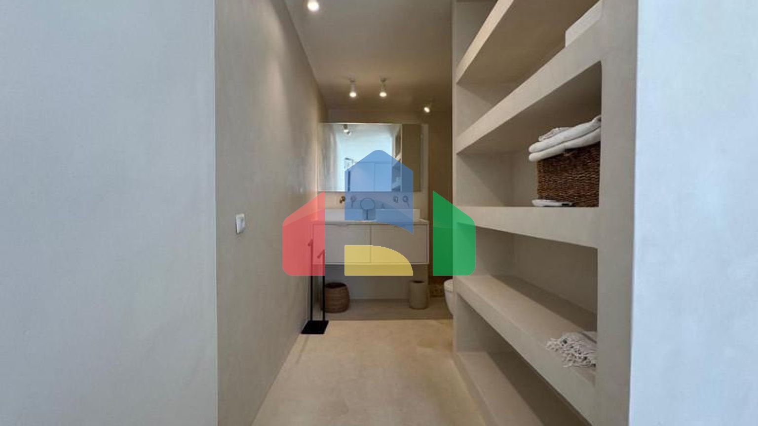 Прекрасный таунхаус с 2 спальнями, ориентированный на юго-запад, расположен в очаровательном районе Кабопино, недалеко от поля для гольфа Кабопино.