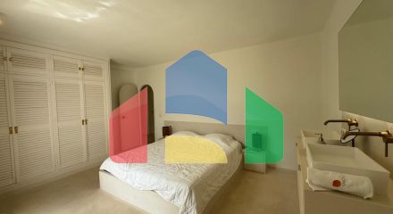 Прекрасный таунхаус с 2 спальнями, ориентированный на юго-запад, расположен в очаровательном районе Кабопино, недалеко от поля для гольфа Кабопино.