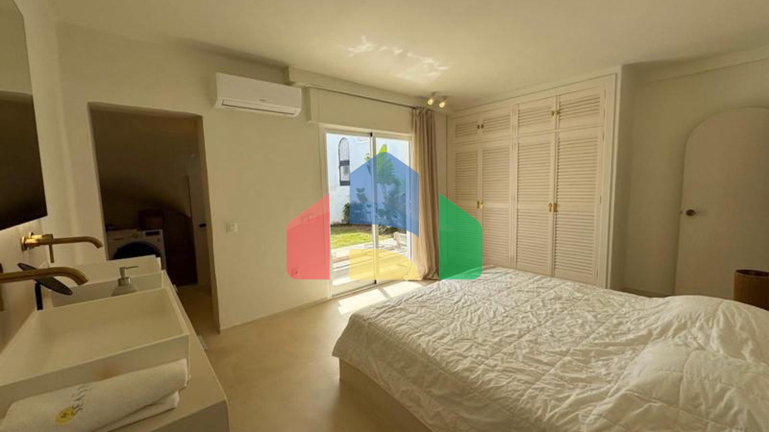 Прекрасный таунхаус с 2 спальнями, ориентированный на юго-запад, расположен в очаровательном районе Кабопино, недалеко от поля для гольфа Кабопино.