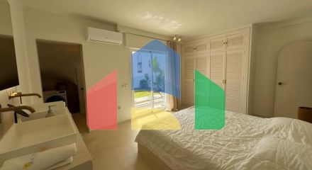 Прекрасный таунхаус с 2 спальнями, ориентированный на юго-запад, расположен в очаровательном районе Кабопино, недалеко от поля для гольфа Кабопино.