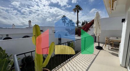 Прекрасный таунхаус с 2 спальнями, ориентированный на юго-запад, расположен в очаровательном районе Кабопино, недалеко от поля для гольфа Кабопино.