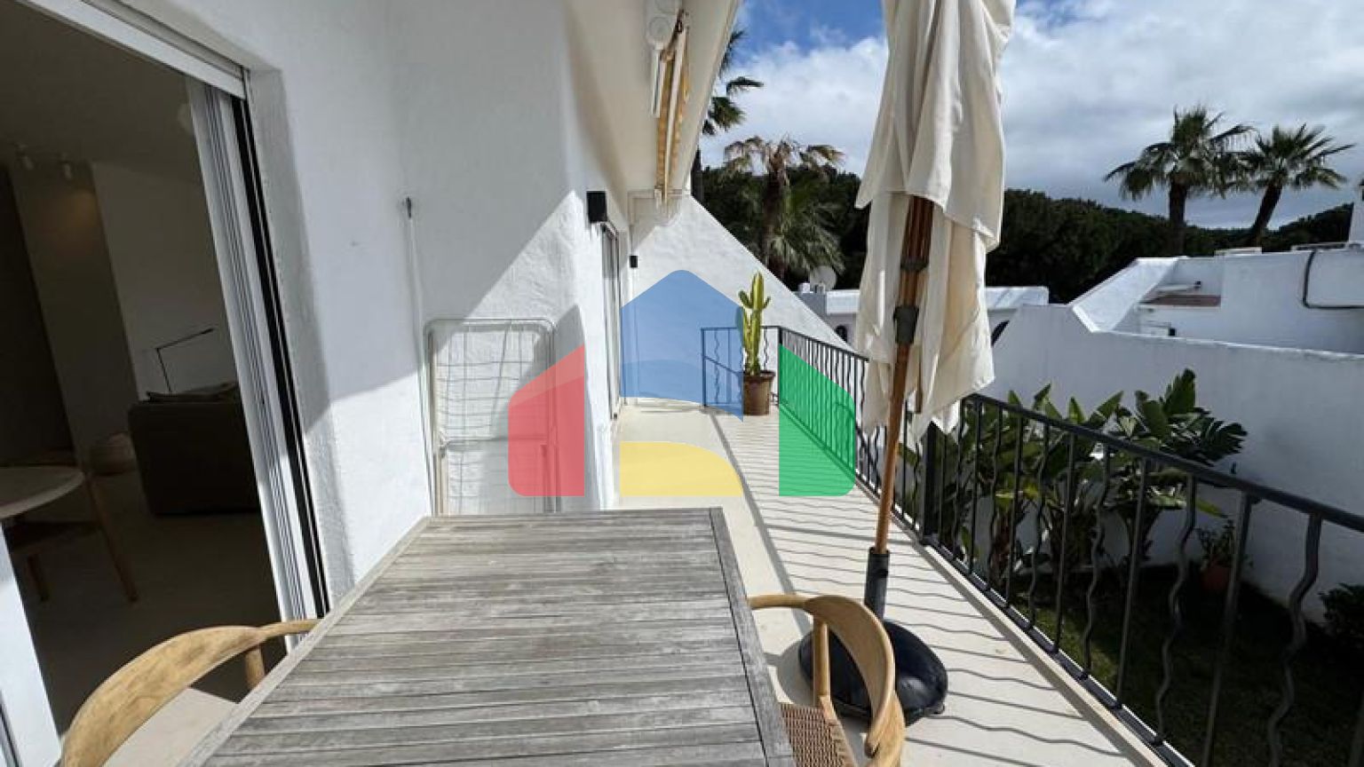 Прекрасный таунхаус с 2 спальнями, ориентированный на юго-запад, расположен в очаровательном районе Кабопино, недалеко от поля для гольфа Кабопино.