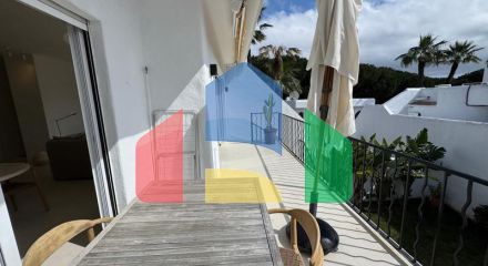 Прекрасный таунхаус с 2 спальнями, ориентированный на юго-запад, расположен в очаровательном районе Кабопино, недалеко от поля для гольфа Кабопино.