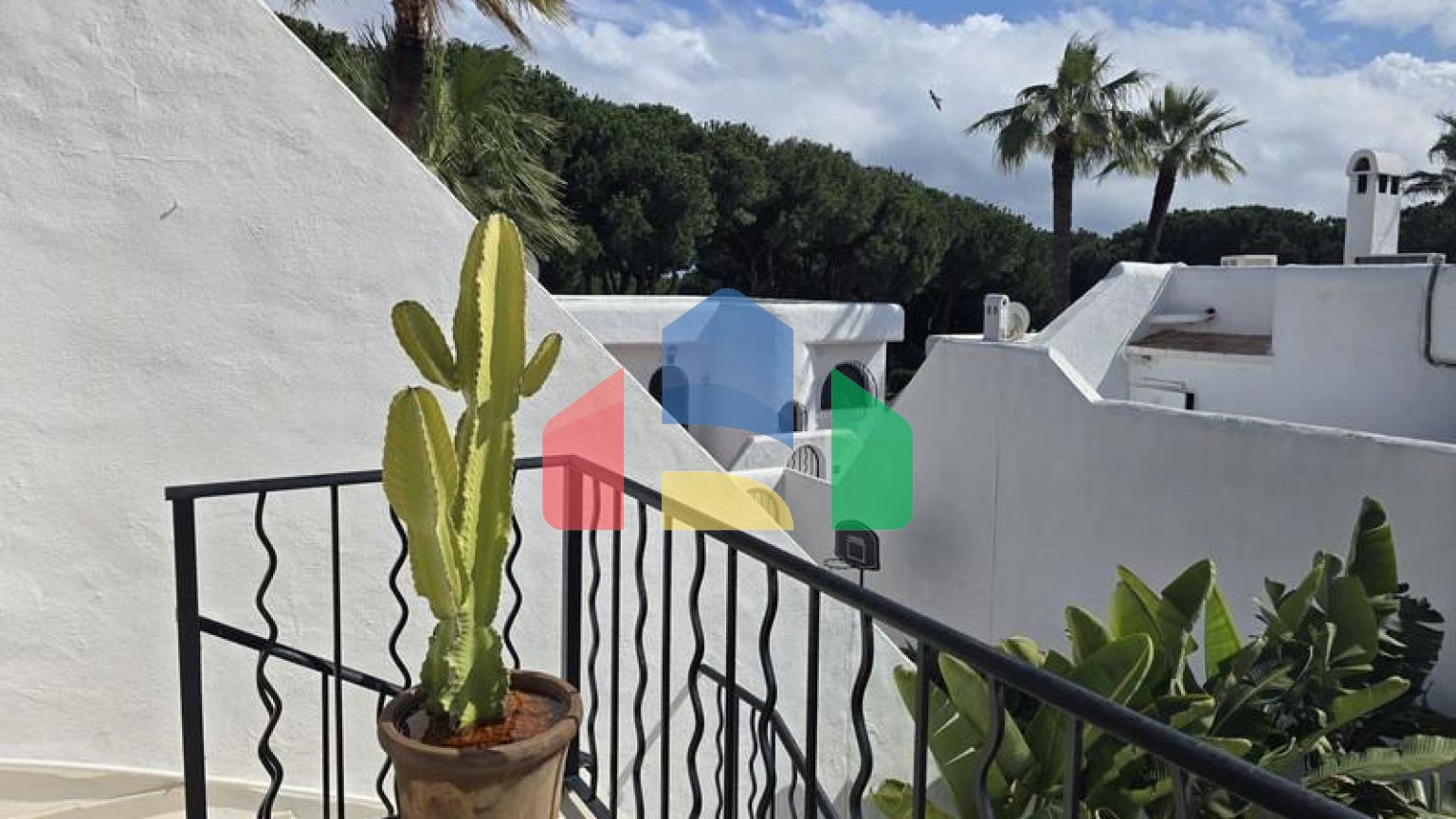 Прекрасный таунхаус с 2 спальнями, ориентированный на юго-запад, расположен в очаровательном районе Кабопино, недалеко от поля для гольфа Кабопино.