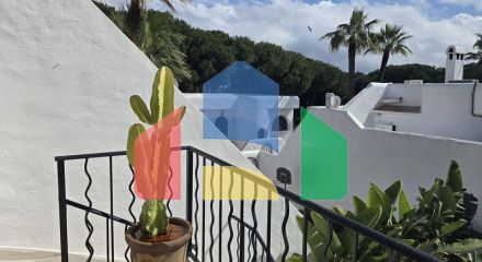 Прекрасный таунхаус с 2 спальнями, ориентированный на юго-запад, расположен в очаровательном районе Кабопино, недалеко от поля для гольфа Кабопино.