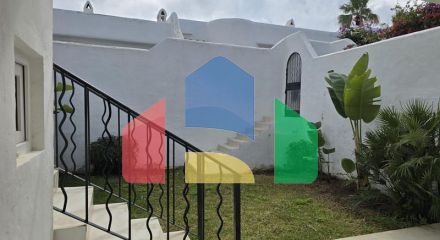 Прекрасный таунхаус с 2 спальнями, ориентированный на юго-запад, расположен в очаровательном районе Кабопино, недалеко от поля для гольфа Кабопино.