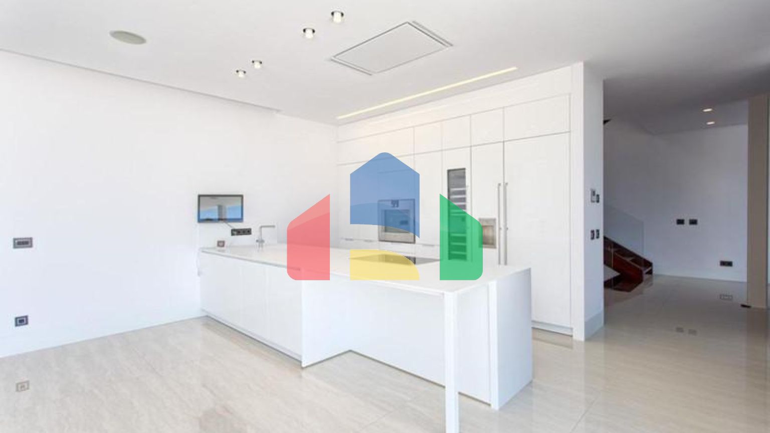 Современная вилла высочайшего качества, совершенно новая и готова к заселению.