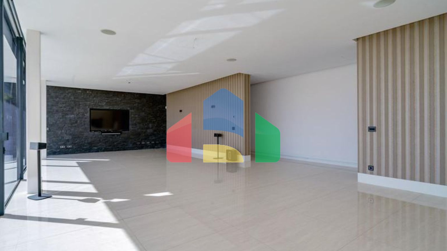 Современная вилла высочайшего качества, совершенно новая и готова к заселению.