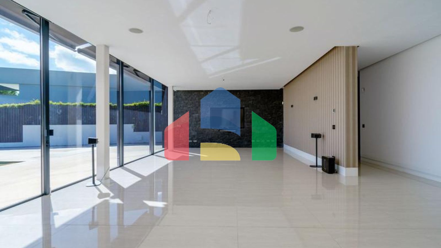 Современная вилла высочайшего качества, совершенно новая и готова к заселению.