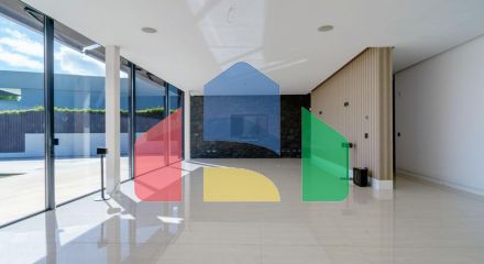 Современная вилла высочайшего качества, совершенно новая и готова к заселению.