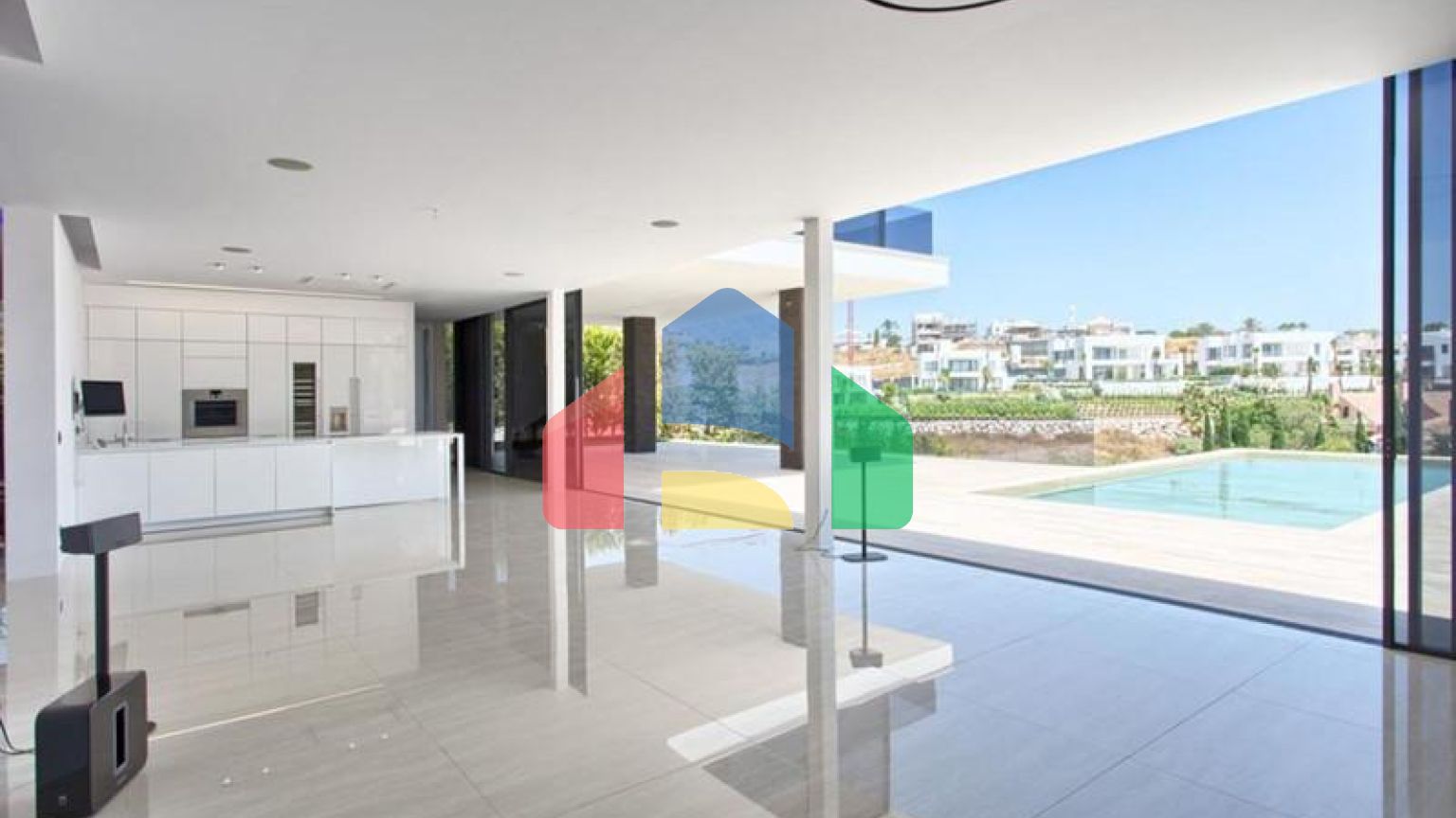 Современная вилла высочайшего качества, совершенно новая и готова к заселению.