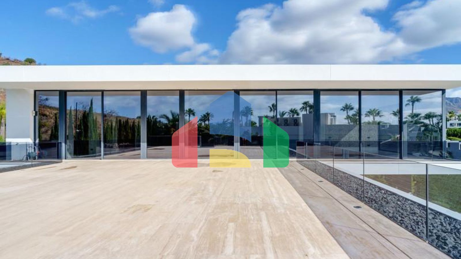 Современная вилла высочайшего качества, совершенно новая и готова к заселению.