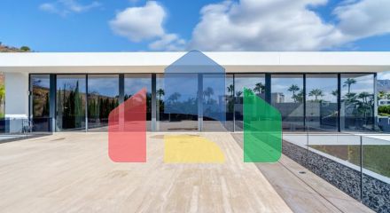 Современная вилла высочайшего качества, совершенно новая и готова к заселению.