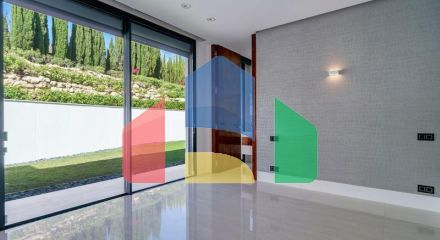 Современная вилла высочайшего качества, совершенно новая и готова к заселению.