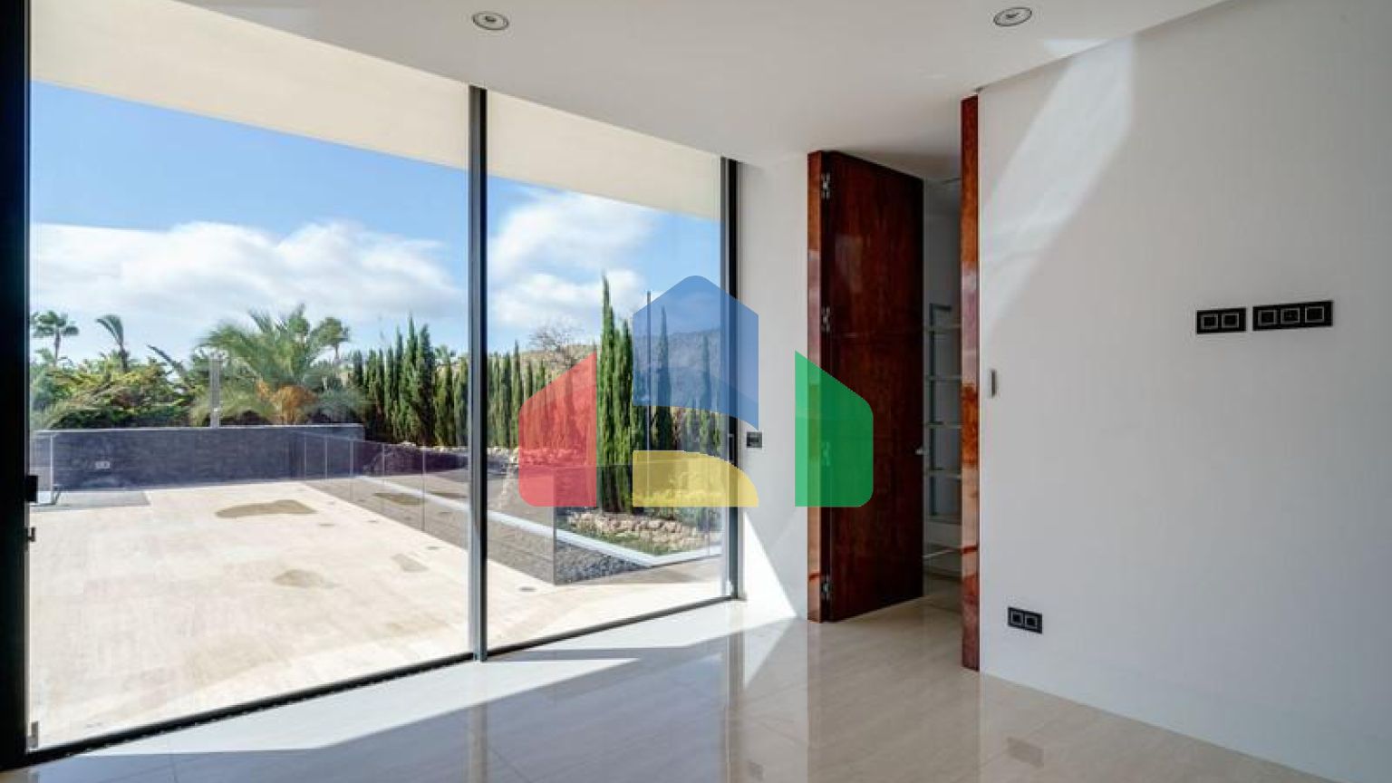 Современная вилла высочайшего качества, совершенно новая и готова к заселению.