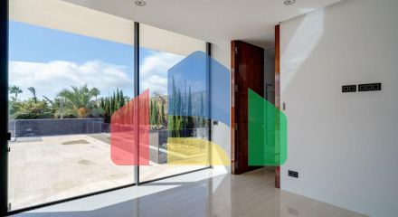 Современная вилла высочайшего качества, совершенно новая и готова к заселению.