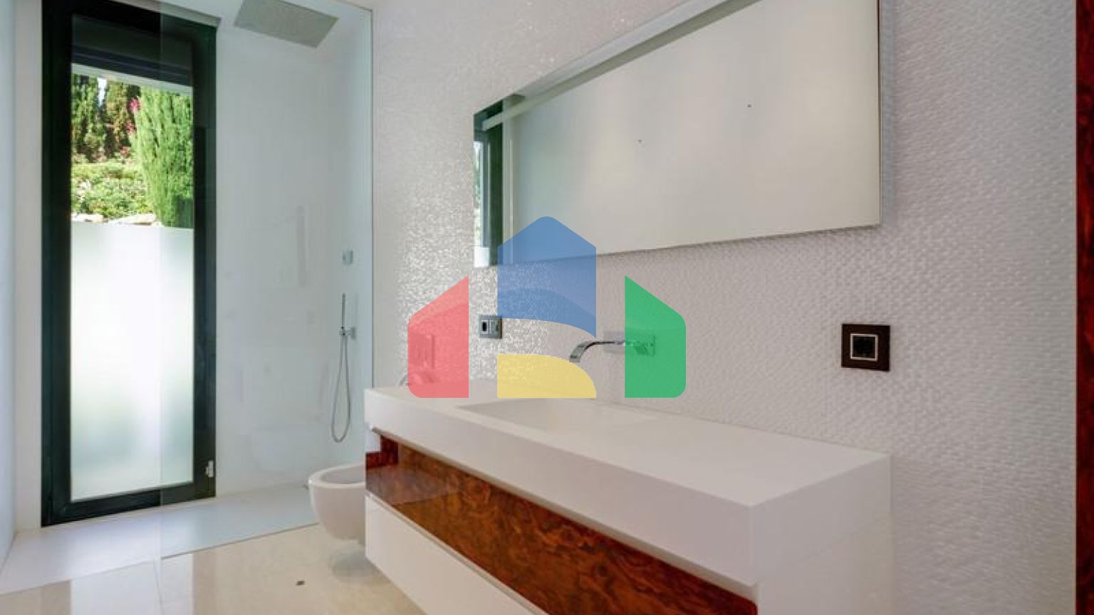 Современная вилла высочайшего качества, совершенно новая и готова к заселению.