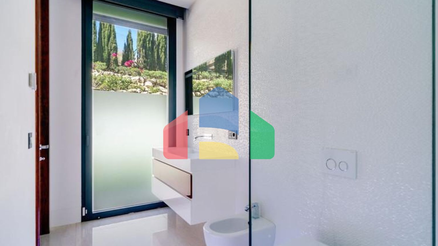 Современная вилла высочайшего качества, совершенно новая и готова к заселению.