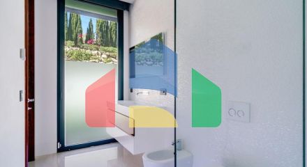 Современная вилла высочайшего качества, совершенно новая и готова к заселению.