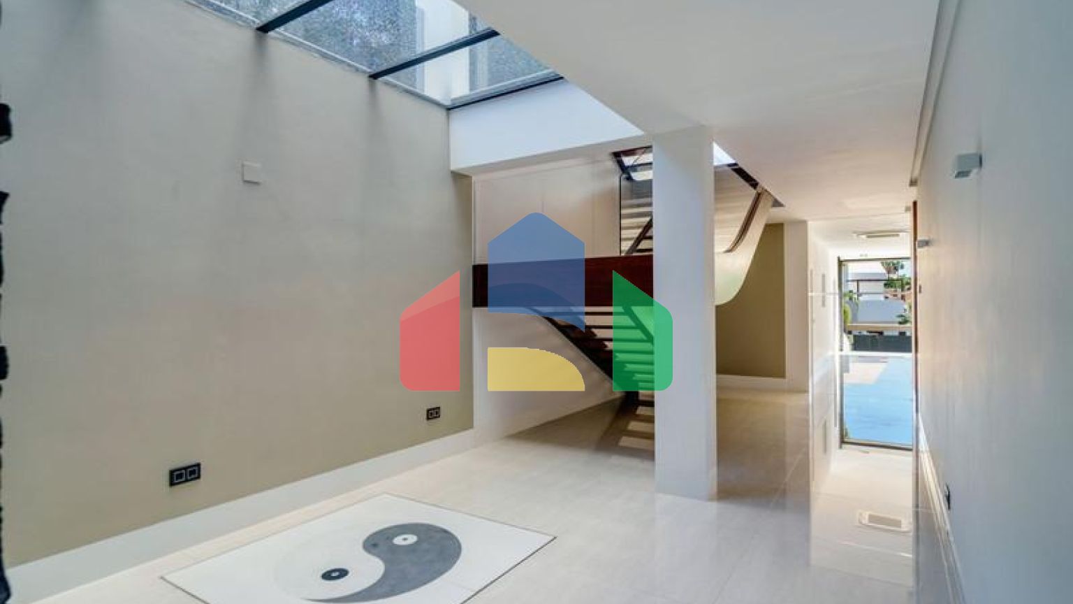 Современная вилла высочайшего качества, совершенно новая и готова к заселению.