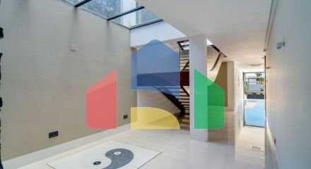 Современная вилла высочайшего качества, совершенно новая и готова к заселению.