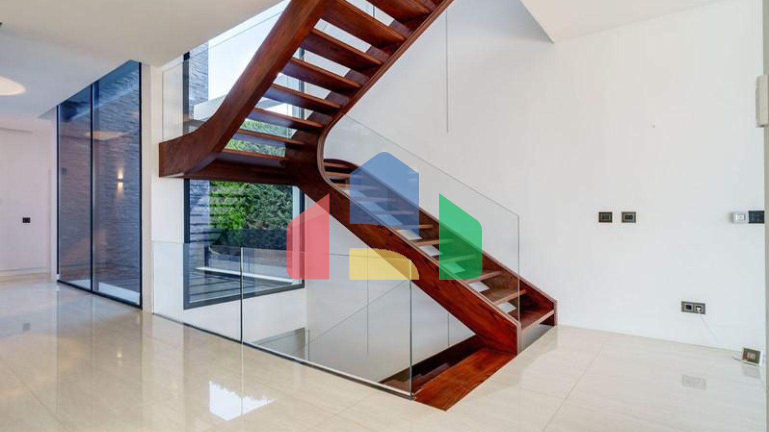 Современная вилла высочайшего качества, совершенно новая и готова к заселению.